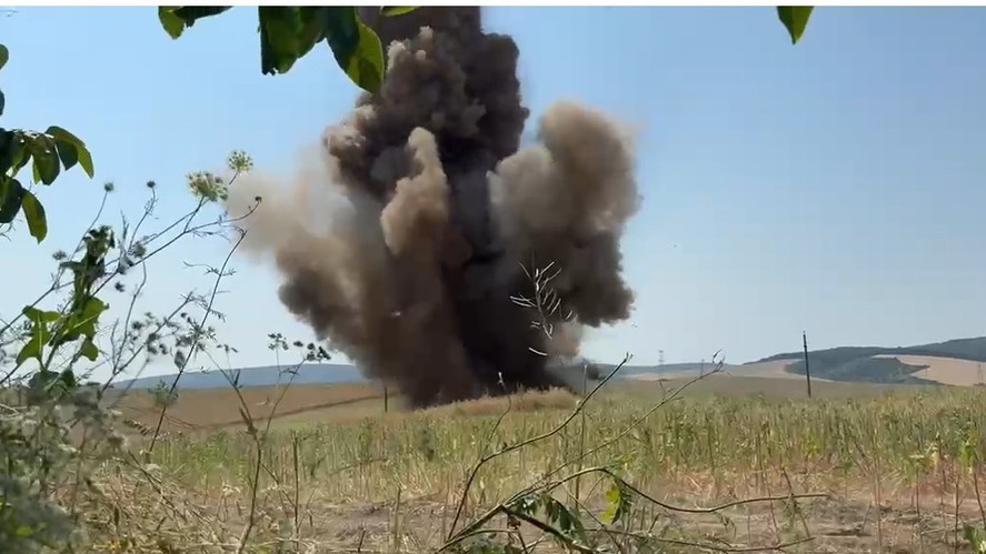 Fragmente de dronă găsite într-o localitate din Tulcea detonate în siguranță de MApN Acestea aveau o încărcătură explozivă confirmă specialiștii VIDEO