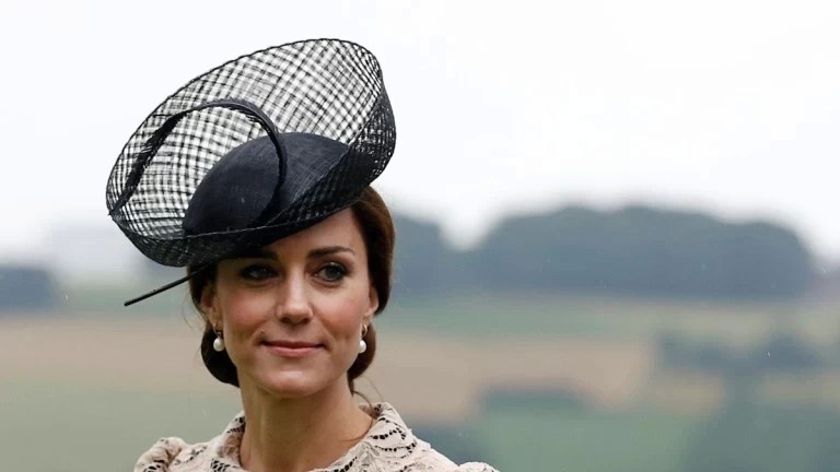 Cum a reacționat Kate Middleton după ce ea și cei trei copii ai săi au fost huiduiți de protestatarii anti-monarhie