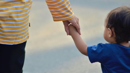 Zi suplimentară de concediu pentru familiile monoparentale. Unul din cinci părinți singuri nu are pe cine să se bazeze în caz de urgență