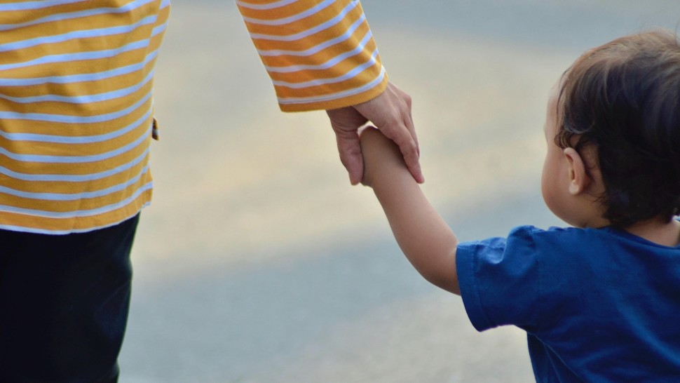 Zi suplimentară de concediu pentru familiile monoparentale. Unul din cinci părinți singuri nu are pe cine să se bazeze în caz de urgență