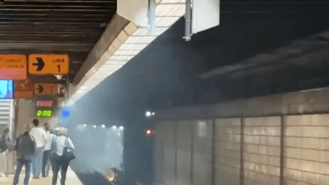 Incendiu la metrou. Toți călătorii au fost evacuați de urgență