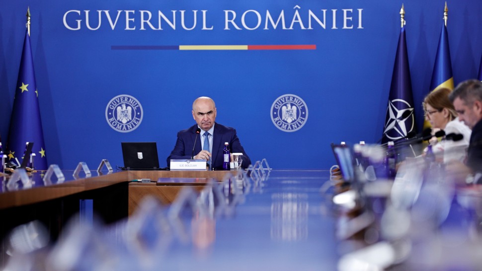 Ședință extraordinară de guvern luni seara. Ilie Bolojan își convoacă miniștrii înaintea votului din Plen