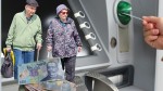 Se dau pensiile pe card. La ce oră sunt alimentate conturile pensionarilor