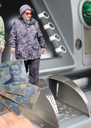 Se dau pensiile pe card. La ce oră sunt alimentate conturile pensionarilor