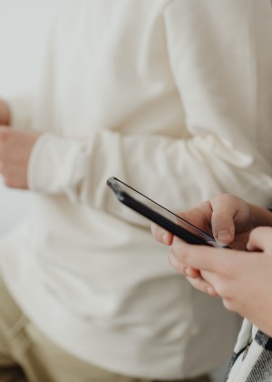 Sondaj Eurobarometru Jumătate dintre adolescenții români recunosc că petrec prea multe ore în fața ecranelor