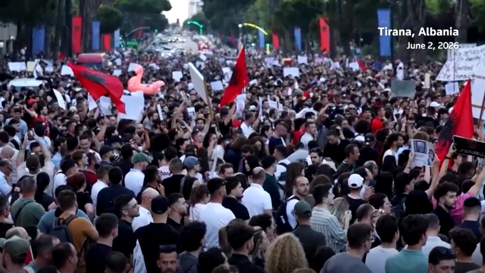 Albanezii ies în stradă la Tirana pentru a doua zi împotriva unui proiect de lux atribuit ginerelui lui Trump Jared Kushner. Albania nu este de vânzare