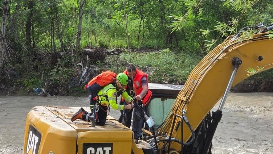 Salvare la limită după viitură. Un bărbat din județul Dâmbovița a fost luat cu elicopterul SMURD