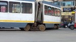 Un tramvai de pe linia 25 a deraiat pe Bulevardul Preciziei după ce a fost lovit de un TIR. Nu sunt victime