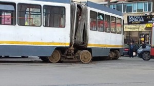 Un tramvai de pe linia 25 a deraiat pe Bulevardul Preciziei după ce a fost lovit de un TIR. Nu sunt victime
