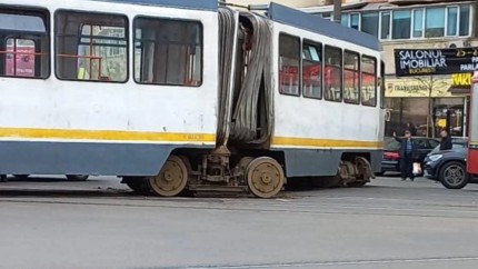 Un tramvai de pe linia 25 a deraiat pe Bulevardul Preciziei după ce a fost lovit de un TIR. Nu sunt victime