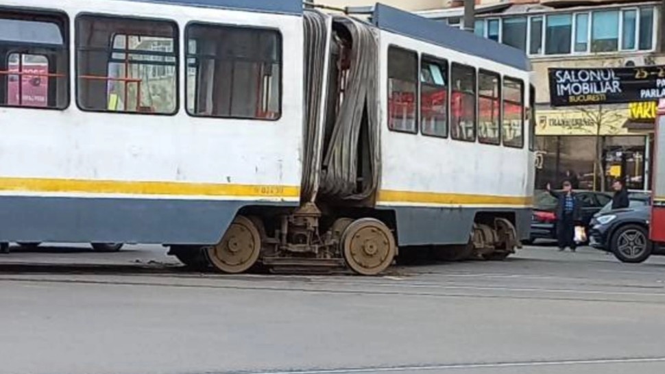 Un tramvai de pe linia 25 a deraiat pe Bulevardul Preciziei după ce a fost lovit de un TIR. Nu sunt victime