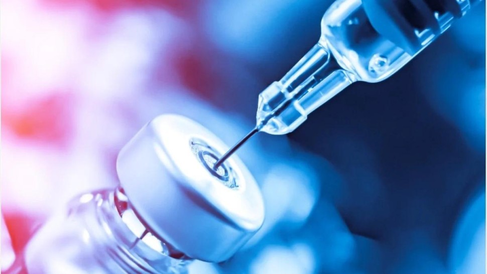 Un singur vaccin universal creat cu AI testat deja pe oameni oferă protecție împotriva unor familii întregi de virusuri