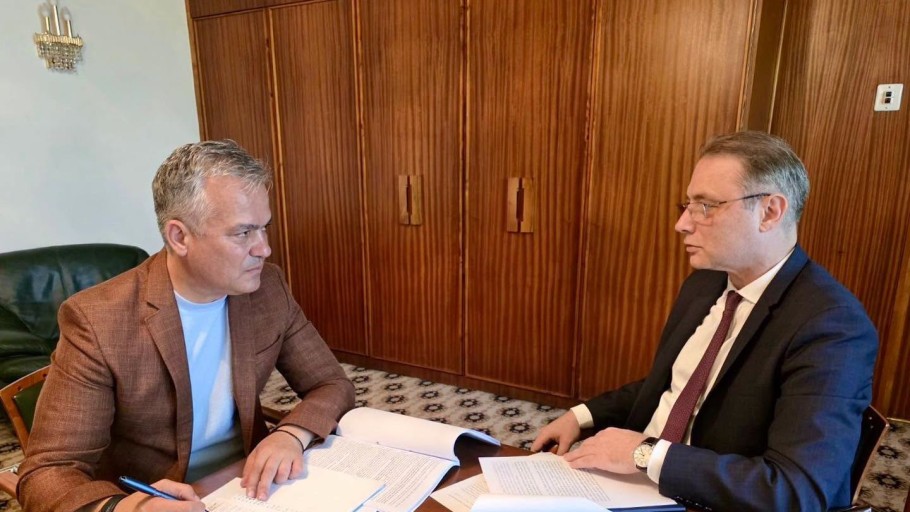 Adrian Veștea fotografie în care apare alături de Luca Niculescu viitor ministru de Externe Am lucrat și pe varianta finală a Programului de guvernare