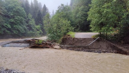 Pod luat de ape în Prahova. Un sat întreg a rămas izolat