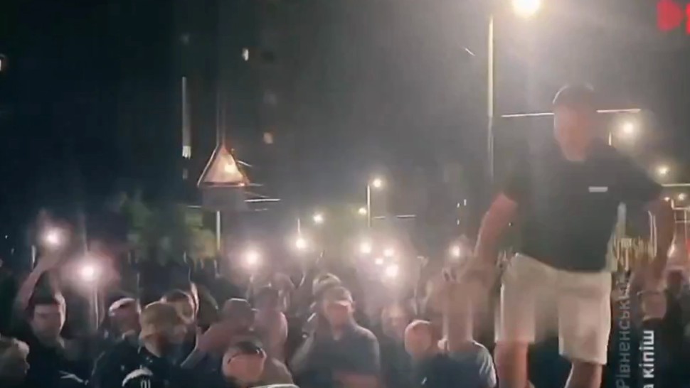 Incidente violente la Liov în Ucraina Oamenii au blocat accesul ofițerilor de recrutare militară și le-au răsturnat mașina VIDEO