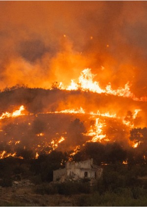 Risc ridicat de incendii în două destinații populare de vacanță ale românilor. Alertă MAE pentru Sicilia și Sardinia