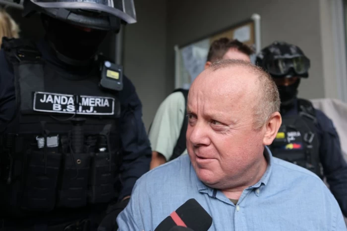 Viorel Pasca, sotia si fiii sai sunt escortati de jandarmi in afara sediului DIICOT din Bucuresti, 1 iulie 2026. Inquam Photos / George Calin
