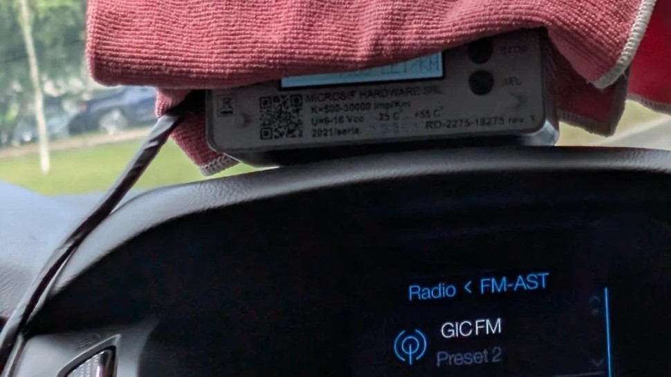 Suma uriașă plătită de un român pentru o cursă de nici 2 kilometri cu taxiul A acoperit aparatul cu un prosop...