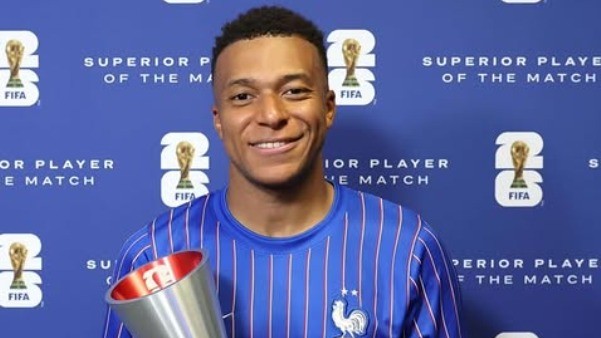 Cine este și cum arată iubita lui Kylian Mbappe. Sportivul are o parteneră extrem de frumoasă