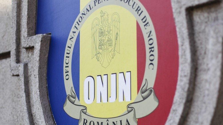 Directoare din Oficiul Naţional pentru Jocuri de Noroc a fost reținută de DNA. Alte patru persoane sub control judiciar