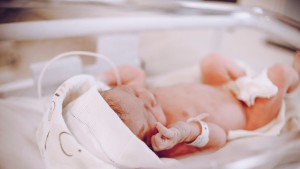 Conducerea unui spital dată în judecată de două familii. Bebelușii acestora au fost încurcați la naștere