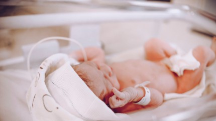 Conducerea unui spital dată în judecată de două familii. Bebelușii acestora au fost încurcați la naștere