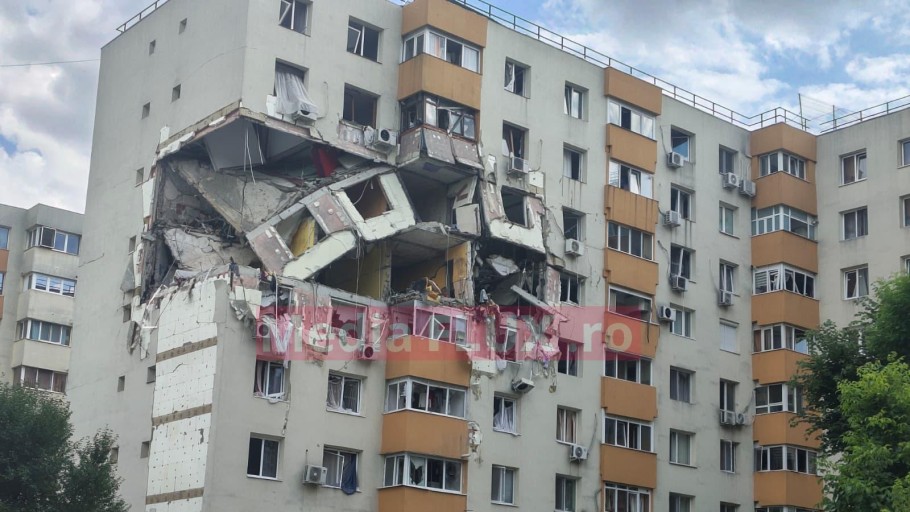 EXCLUSIV Începe demolarea blocului care a explodat în Rahova O să-l taie ca pe o felie de tort. Oamenii sunt revoltați împotriva autorităților FOTO și VIDEO