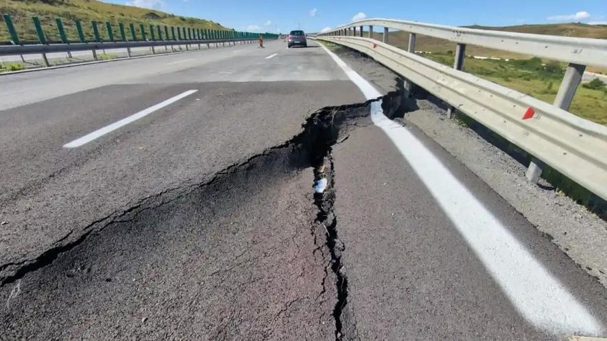 CNAIR prezintă cauzele care au determinat închiderea circulației pe Autostrada A10 Sebeş-Turda Risc geotehnic dar şi de coliziune frontală