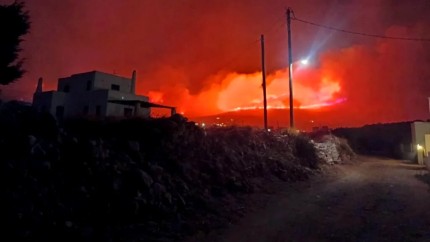 Incendii devastatoare în Grecia. Trei pompieri au murit iar mii de turiști sunt evacuați de urgență