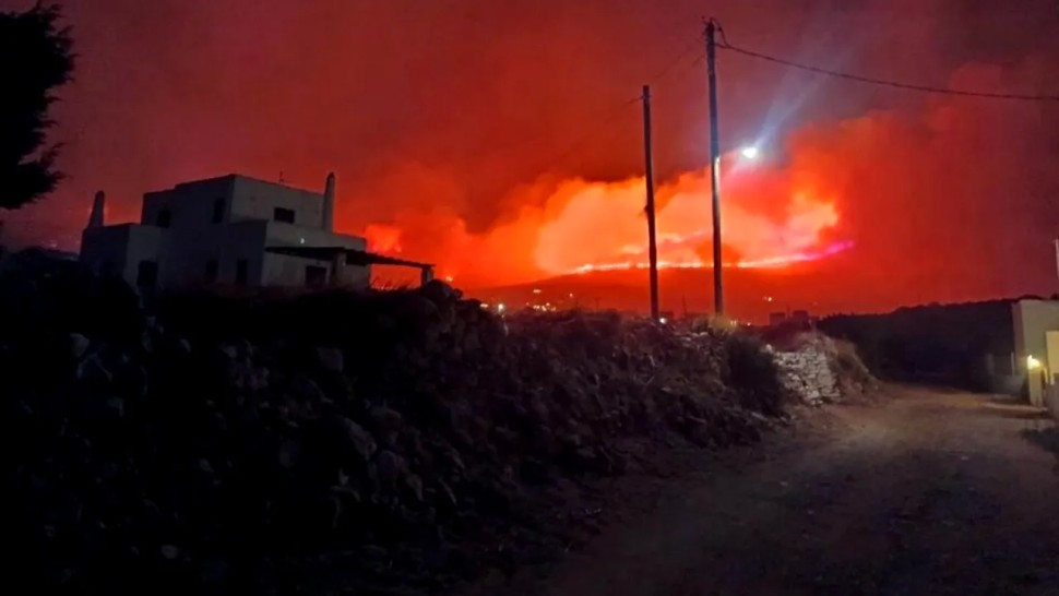 Incendii devastatoare în Grecia. Trei pompieri au murit iar mii de turiști sunt evacuați de urgență