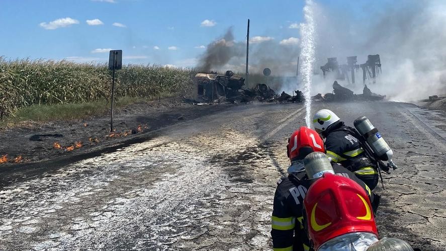Incendiu pe DN2A după un accident între o cisternă încărcată cu benzină şi un utilaj agricol la ieșire din a ieşirea din Hârşova