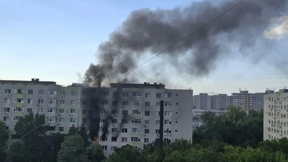 Incendiu puternic în București. Un bloc întreg a fost evacuat