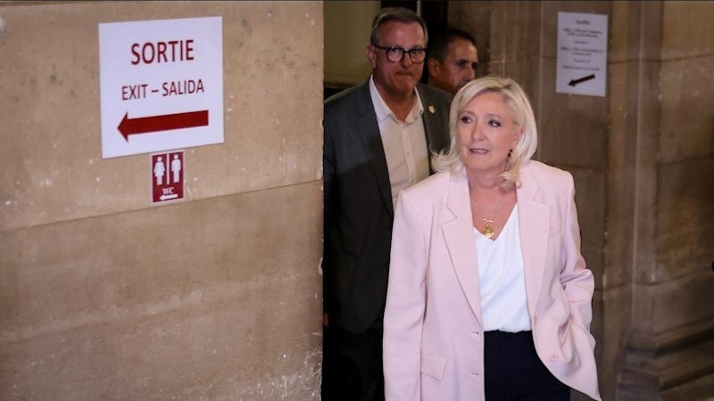 Marine Le Pen condamnată la 3 ani de închisoare doi cu suspendare o amendă și 15 luni de ineligibilitate. Ar putea totuși candida la prezidențiale în 2027