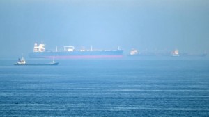 Petrolier lovit de un proiectil în Strâmtoarea Ormuz Nava a luat foc marți dimineața