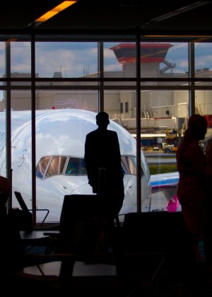 Drepturi noi pentru cei care călătoresc cu avionul. Parlamentul European votează beneficii privind bagajul sau anularea zborurilor