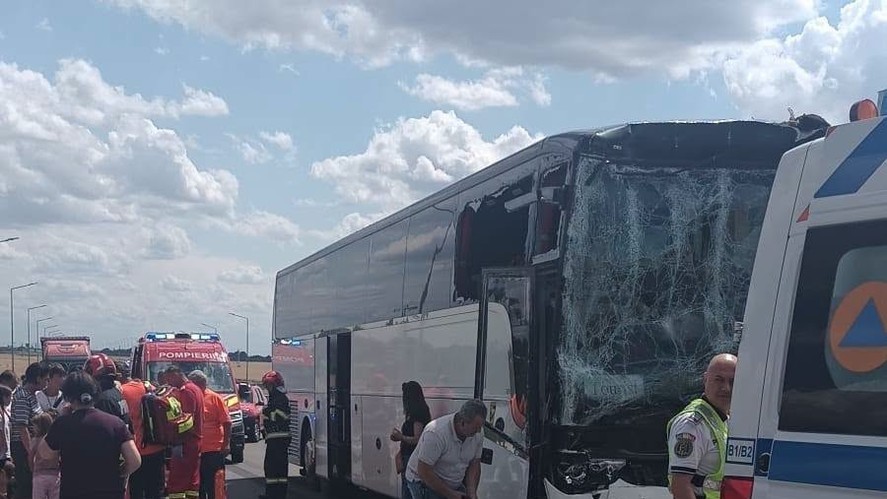 Un autocar și un TIR s-au ciocnit pe DN 21. Plan Roşu de intervenţie 12 pasageri inclusiv copii primesc îngrijiri medicale