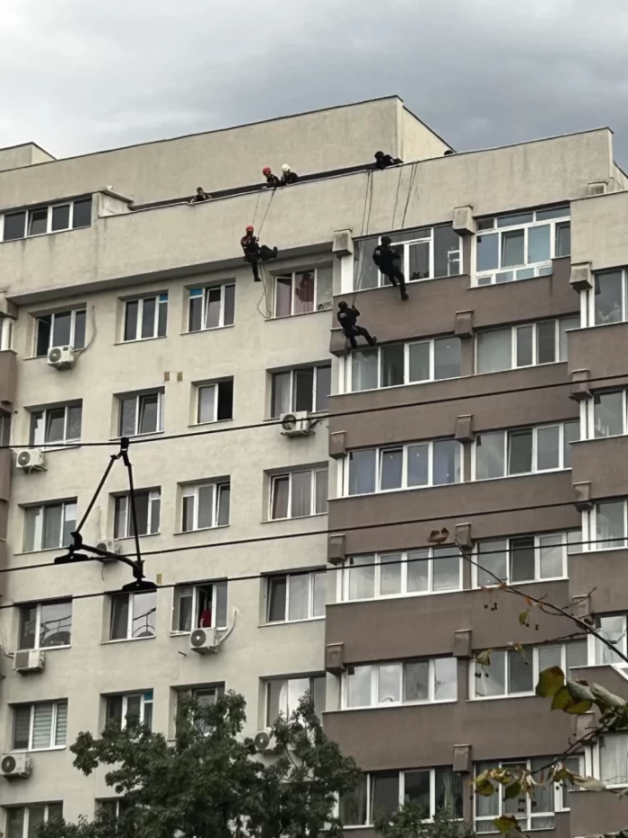 Tentativă de sinucidere în București! O femeie de 56 de ani care amenința că se aruncă pe geam, salvată