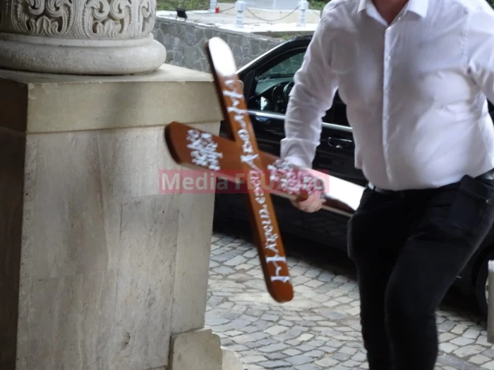 Primele imagini de la priveghiul actriței Adela Mărculescu. Trupul neînsuflețit, depus la Biserica „Sfântul Gheorghe Nou“