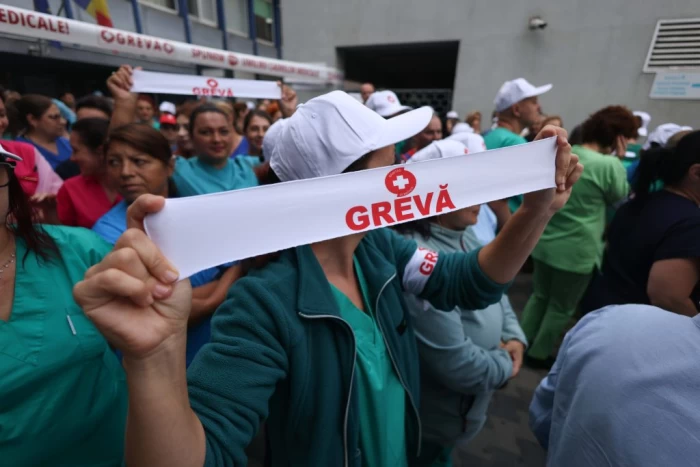 Angajați din sistemul de sănătate aflați în grevă generală protestează în fața spitalelor Cantacuzino și Floreasca, în București, 28 iulie 2026. Inquam Photos / George Călin