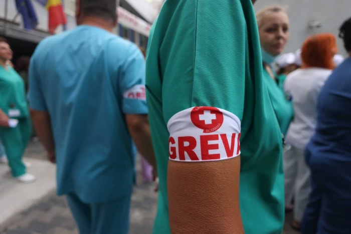 Angajați din sistemul de sănătate aflați în grevă generală protestează în fața spitalelor Cantacuzino și Floreasca, în București, 28 iulie 2026.