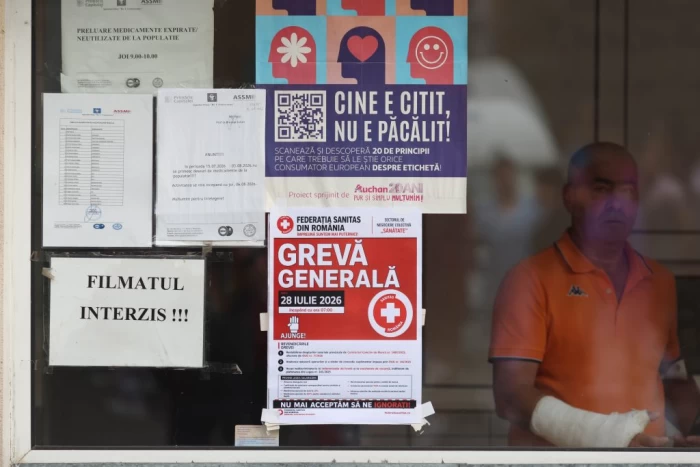 Angajați din sistemul de sănătate aflați în grevă generală protestează în fața spitalelor Cantacuzino și Floreasca, în București, 28 iulie 2026.