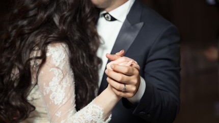 Cum a reacționat o mireasă când partenerul ei a scăpat-o pe podea în timpul primului lor dans