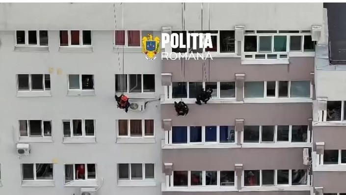 Tentativă de sinucidere în București O femeie de 56 de ani care amenința că se aruncă pe geam salvată