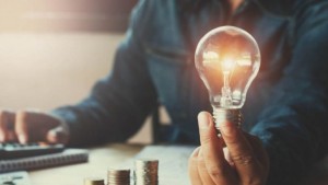 Românii pot câștiga bani dacă fac economii la energie. Propunerea ANRE pentru consumatori