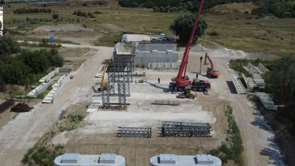Imagini spectaculoase de pe Autostrada Unirii A8. Lucrările la podul peste Prut avansează | Video