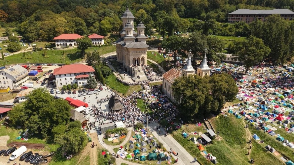 Pelerinaj la Mănăstirea Nicula. Mii de oameni vin să se închine la Icoana făcătoare de minuni a Maicii Domnului