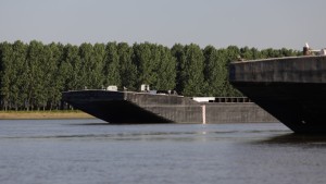 O nouă încercare de a crește debitul Dunării. Update Barjele vor fi scufundate vineri