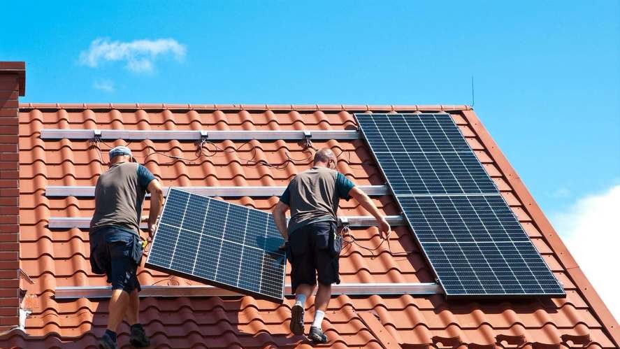 Tot mai mulţi români aleg să stocheze energia produsă prin panouri solare. Anunțul ANRE privind prosumatorii din România