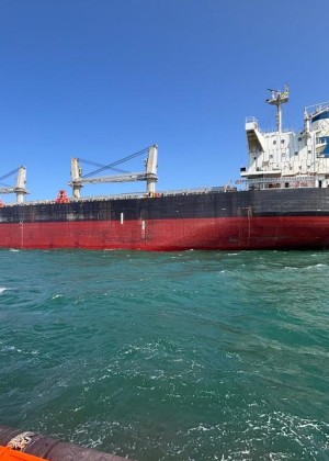 O navă comercială a luat foc în Marea Neagră în zona economică exclusivă a României. Nicușor Dan 8222Nava a fost lovită și pare că s-a scufundat dar pentru moment nu știm de cine8221