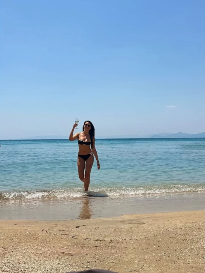 Iulia Pârlea în costum de baie